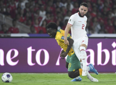 Pemain Timnas Indonesia Calvin Verdonk (kanan) berebut bola dengan pemain Timnas Australia Nestory Irankunda pada pertandingan Grup C putaran ketiga Kualifikasi Piala Dunia 2026 di Stadion Gelora Bung Karno, Jakarta, Selasa (10/9/2024). Foto: Hafidz Mubarak/ANTARA FOTO