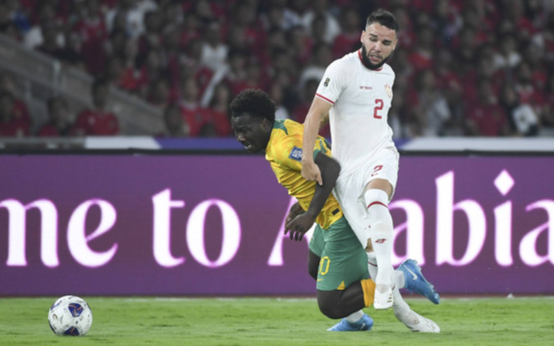 Pemain Timnas Indonesia Calvin Verdonk (kanan) berebut bola dengan pemain Timnas Australia Nestory Irankunda pada pertandingan Grup C putaran ketiga Kualifikasi Piala Dunia 2026 di Stadion Gelora Bung Karno, Jakarta, Selasa (10/9/2024). Foto: Hafidz Mubarak/ANTARA FOTO