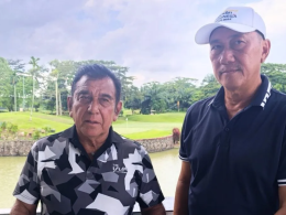 Ketua Umum Persatuan Golf Indonesia (PGI) Japto Soelistyo Soerjosumarno (kiri) saat ditemui di Royal Sumatra Golf Course, Medan, Sumatera Utara, Jumat (13/9/2024). (ANTARA/Agatha Olivia Victoria)