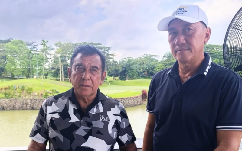 Ketua Umum Persatuan Golf Indonesia (PGI) Japto Soelistyo Soerjosumarno (kiri) saat ditemui di Royal Sumatra Golf Course, Medan, Sumatera Utara, Jumat (13/9/2024). (ANTARA/Agatha Olivia Victoria)